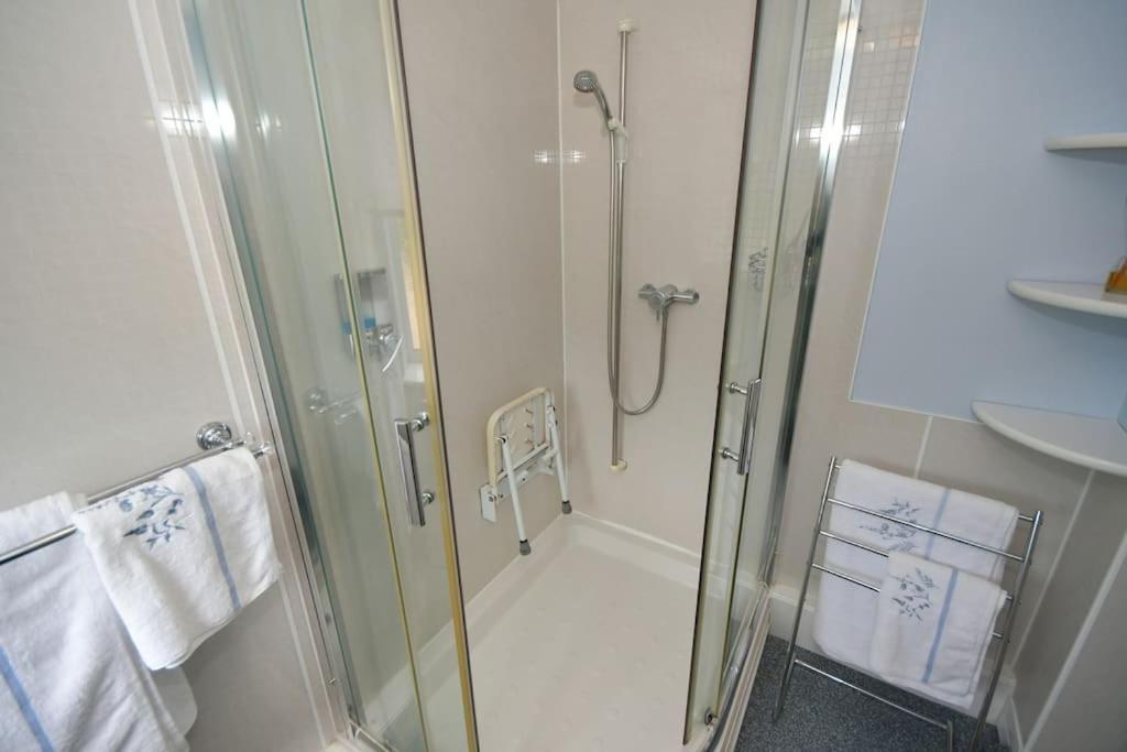 Little Hare Lodge - Spacious 2 Bedroom Attached Bungalow วูดฮอลล์สปา ภายนอก รูปภาพ